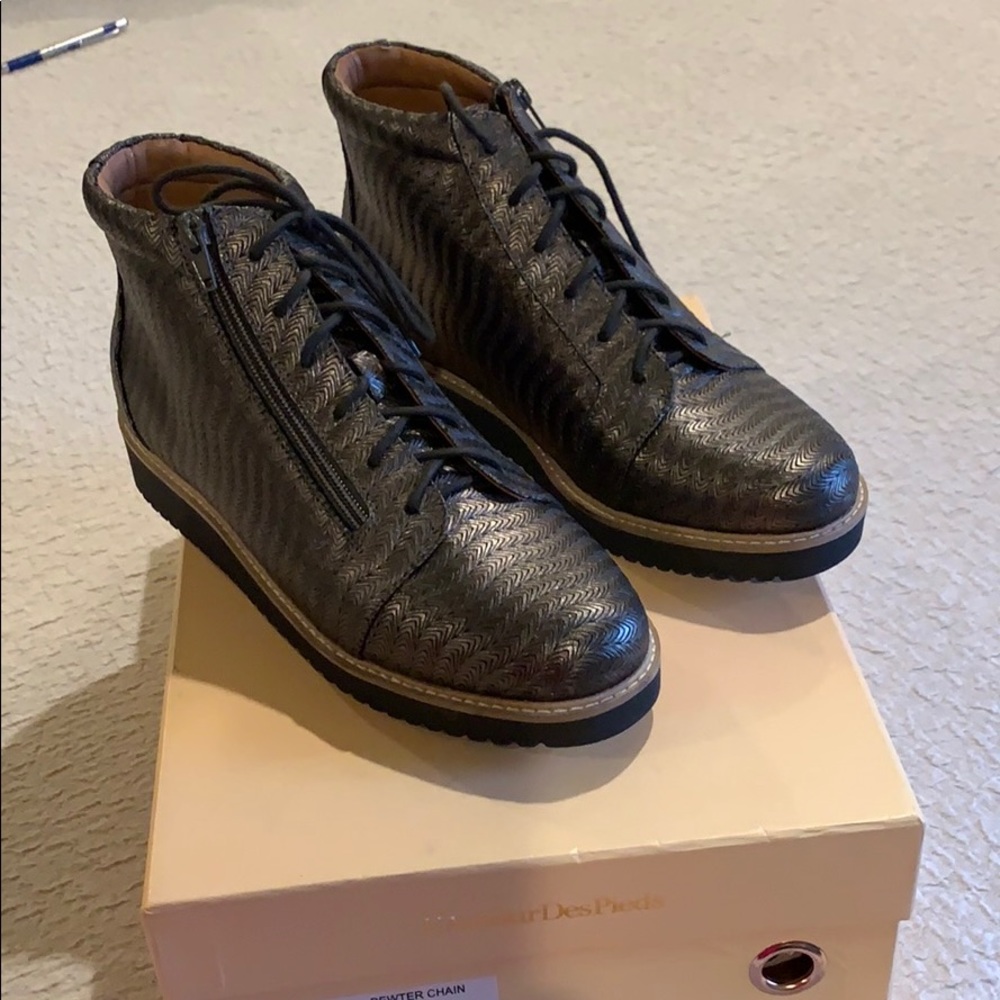 L’Amour Des Pieds Pewter Chain Boots